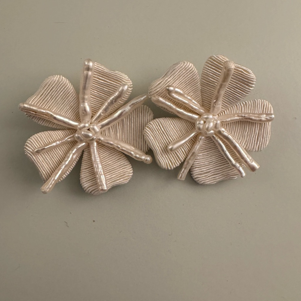 Tuckernuck Cream Fleur Earrings